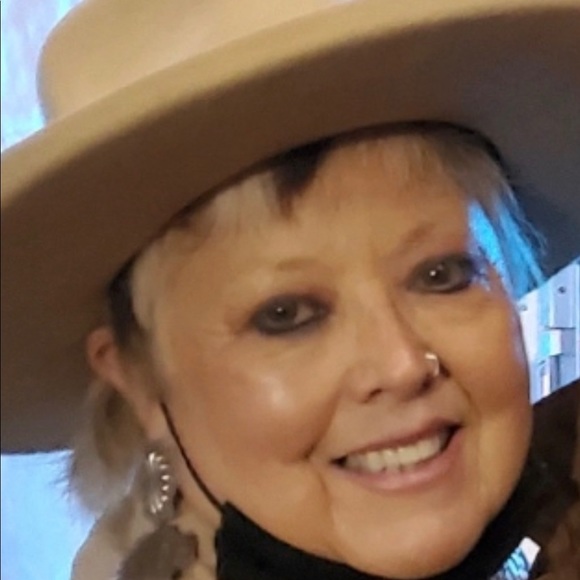 Meet your Posher, Leeann - Picture 2 of 3